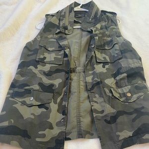 CUTE CAMO VEST
